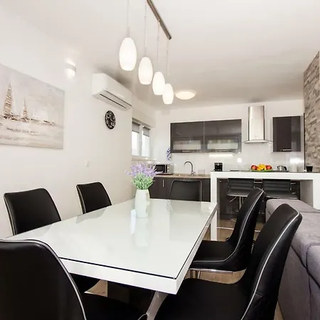 Deluxe Miro Apartament *